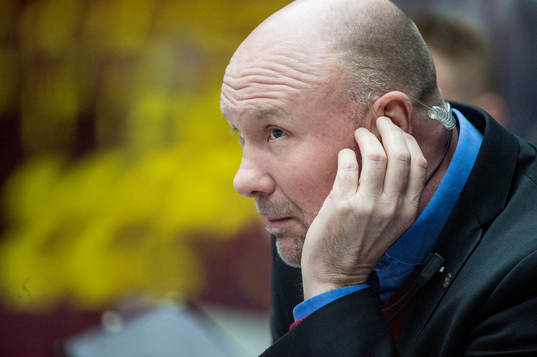 Malmö Redhawks tränare Peter Andersson lyssnar i en