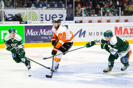 Färjestads Marcus Nilsson och Gustaf Thorell försöker