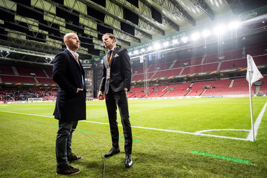 FC Köpenhamns Mikael Antonsson (th) ute och känner på
