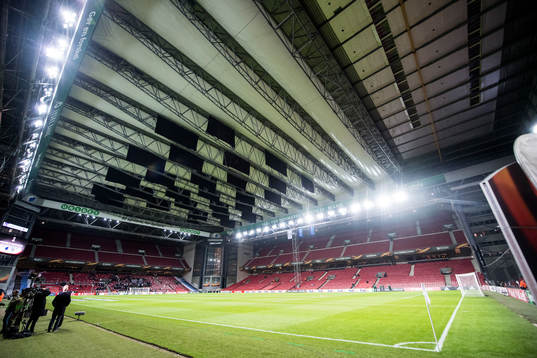 Taket är utfällt på Parken arena pågrund av tungt