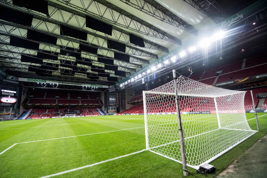 Taket är utfällt på Parken arena pågrund av tungt