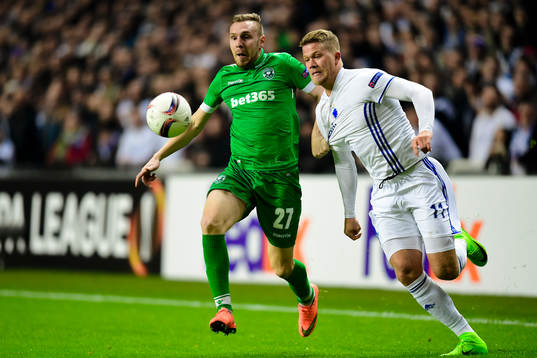 Ludogorets Cosmin Moti och FC Köpenhamns Andreas Cornelius