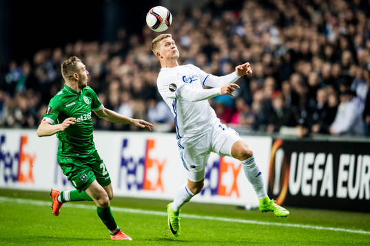 Ludogorets Cosmin Moti och FC Köpenhamns Andreas Cornelius