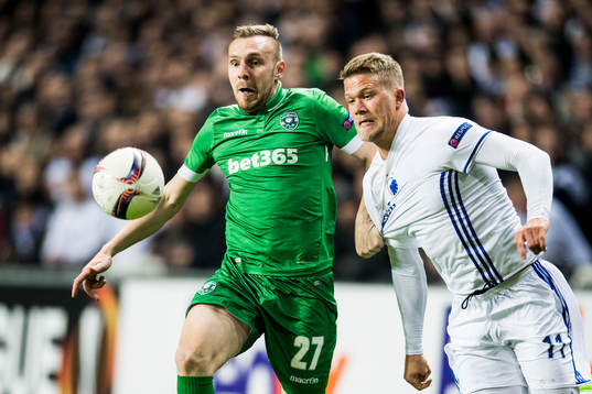Ludogorets Cosmin Moti och FC Köpenhamns Andreas Cornelius