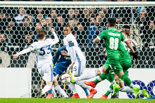 FC Köpenhamns Mathias Jörgensen täcker skott från
