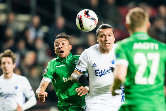 Ludogorets Anicet Abel och FC Köpenhamns Federico Santander