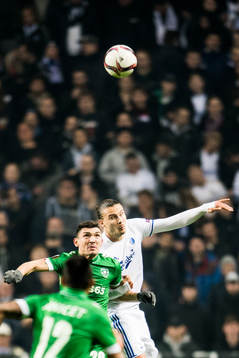 Ludogorets Claudiu Keseru och FC Köpenhamns Erik Johansson