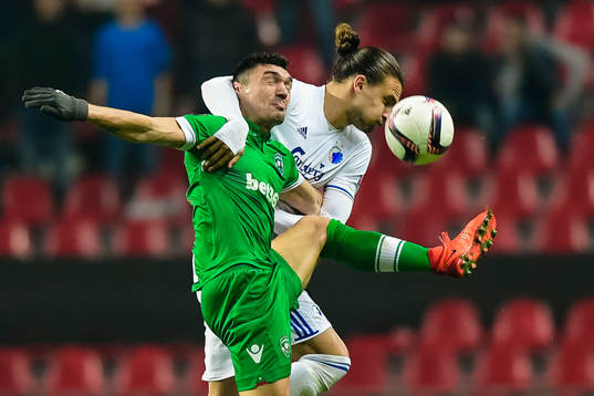 Ludogorets Claudiu Keseru och FC Köpenhamns Erik Johansson