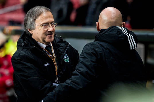 Ludogorets tränare Georgi Dermendzhiev hälsar på FC