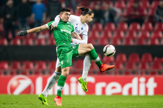 Ludogorets Claudiu Keseru och FC Köpenhamns Erik Johansson