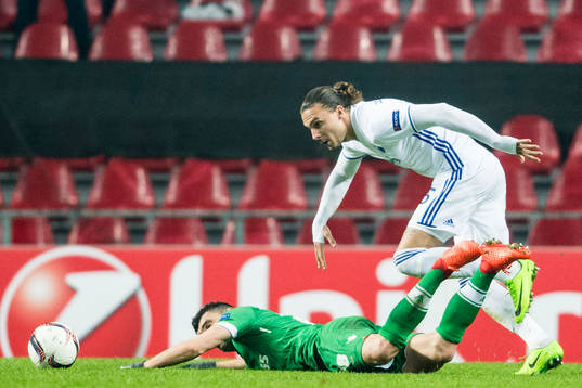 Ludogorets Claudiu Keseru faller