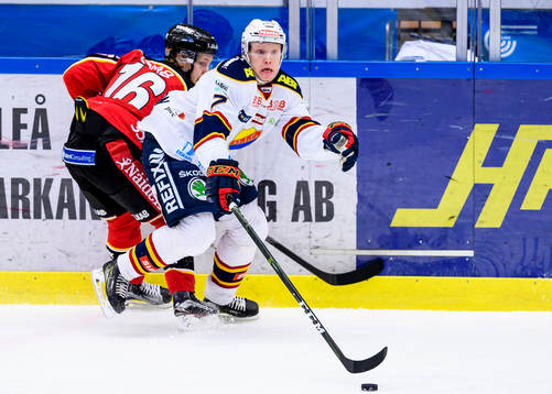 Djurgårdens Emil Johansson med pucken