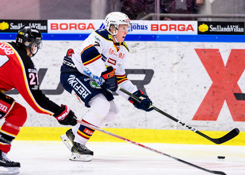 Djurgårdens Emil Johansson med pucken
