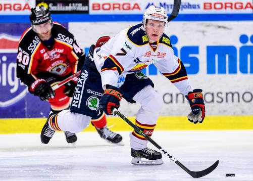 Djurgårdens Emil Johansson med pucken