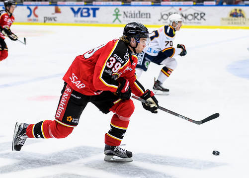 Luleås Pontus Själin med pucken