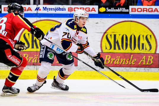 Djurgårdens Marcus Davidsson med pucken