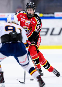 Luleås Isac Lundeström med pucken