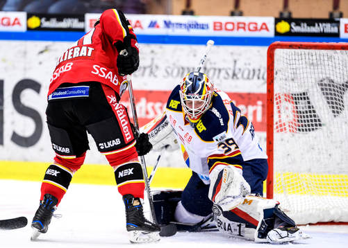 Djurgårdens målvakt Adam Reideborn räddar en styrning