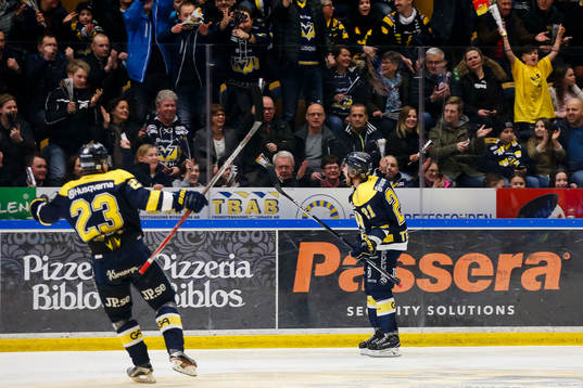 s Lias Andersson och  Mattias Tedenby jublar