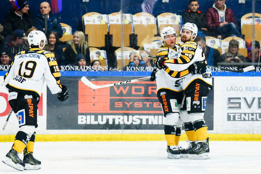 Skellefteås Jesper Olofsson och Axel Holmström  jublar