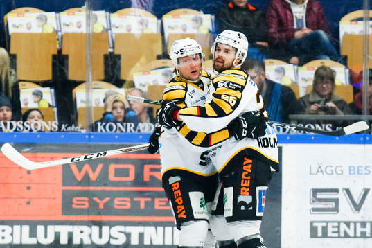 Skellefteås Jesper Olofsson och Axel Holmström  jublar