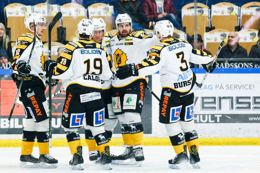 Skellefteås Jesper Olofsson och Axel Holmström  jublar