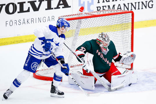 Frölundas målvakt Johan Gustafsson räddar skott