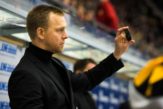 Skellefteås tränare Bert Robertsson fångar pucken