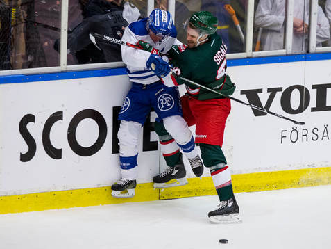Frölundas Jonathan Sigalet tacklar Leksands Oskar Lang