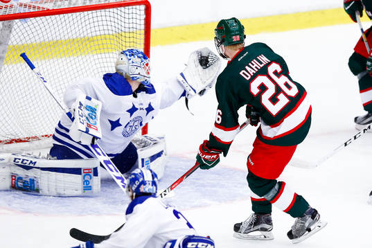 Leksands målvakt Atte Engren räddar skott från