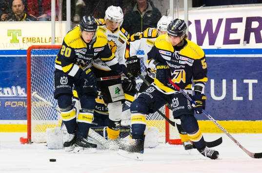 s Adam Almquist och Lawrence Pilut  i kamp framför målet