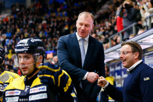 s tränare Johan Lindbom jublar