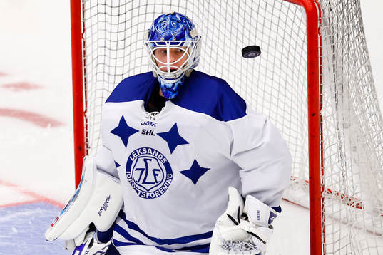 Leksands målvakt Atte Engren räddar skott
