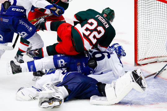 Frölundas Robin Figren faller över Leksands Patrik Norén