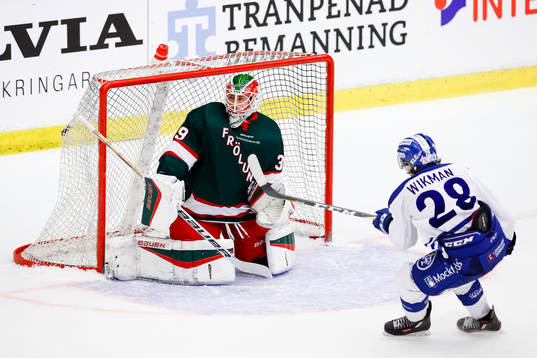 Leksands William Wikman gör 1-5 bakom Frölundas målvakt