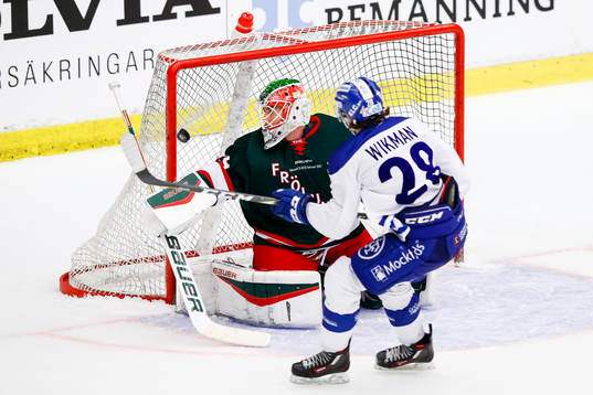 Leksands William Wikman gör 1-5 bakom Frölundas målvakt
