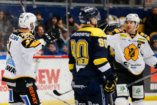 Skellefteås Bud Holloway och Jimmie Ericsson jublar