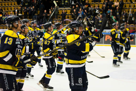 s spelare med HV71:s Kristofer Berglund   längst fram