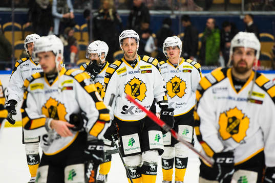 Skellefteås spelare med Pontus Petterström i mitten deppar