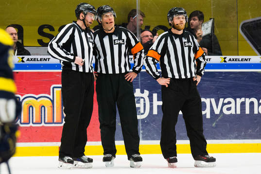 Huvuddomarna Tobias Björk och Johan Gossas