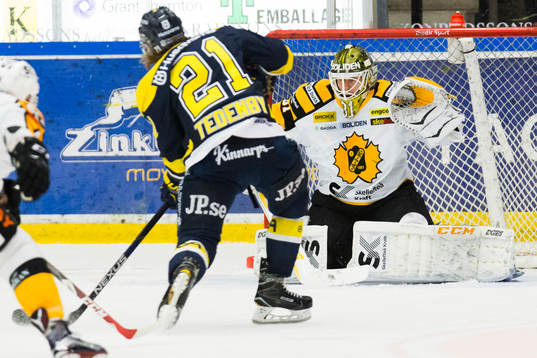 s Mattias Tedenby gör mål till 5-1 bakom Skellefteås