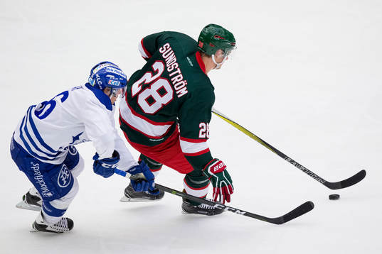Frölundas Johan Sundström före Leksands Patrik Norén