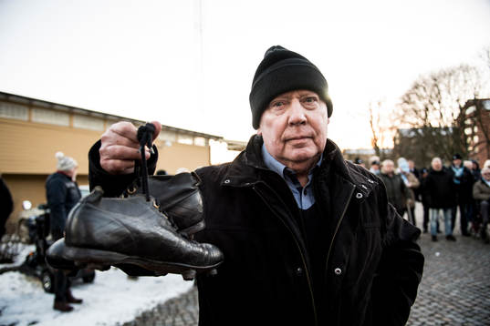 Bertil Nilsson visar up Andreas Nilssons gamla fotbollsskor