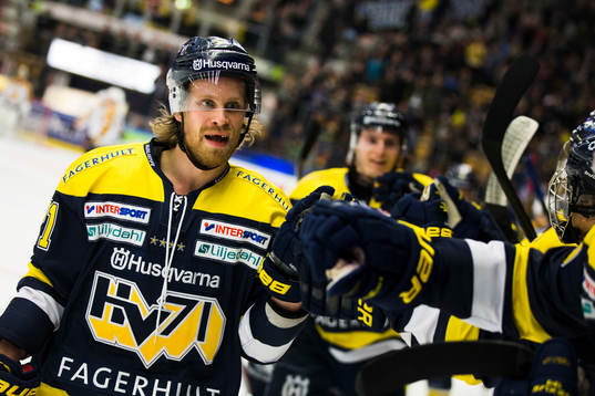 s Mattias Tedenby jublar