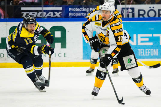s Oscar Sundh jagar Skellefteås Joakim Lindström