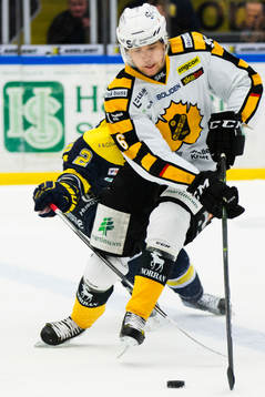 s Kristofer Berglund fäller Skellefteås Filip Berglund