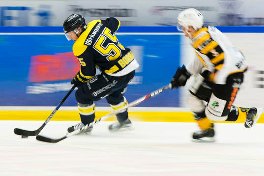 s Andreas Borgman före Skellefteås Niclas Burström