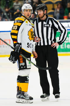 Skellefteås Joakim Lindström i diskussion med linjemannen