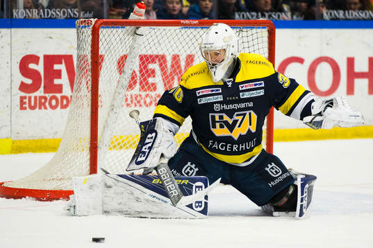 s målvakt Linus Söderström räddar
