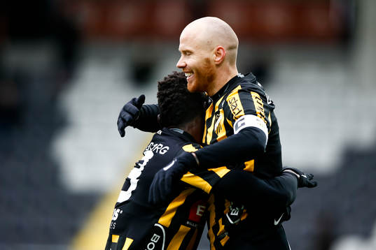 Häckens Alhassan Kamara och Alexander Farnerud jublar